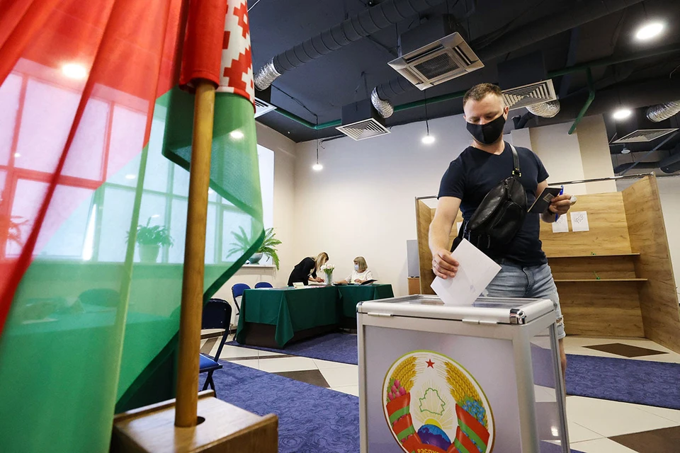 Сегодня в Белоруссии в 8 утра воскресенья одновременно откроются 5 767 участков для голосования, на которых избиратели будут в 6-й раз выбирать главу государства. Фото: Максим Гучек/БелТА/ТАСС
