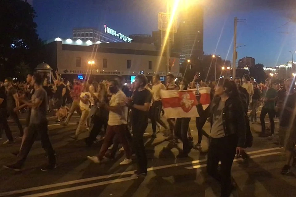 Протесты в соседней стране набирают обороты. После закрытия избирательных участков люди продолжают митинговать и не расходятся по домам.
