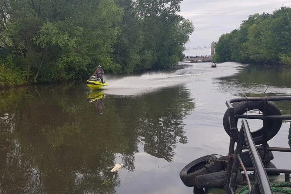Водителям водного транспорта напомнили, что движение по реке Смоленке закрыто. Фото: Смольный