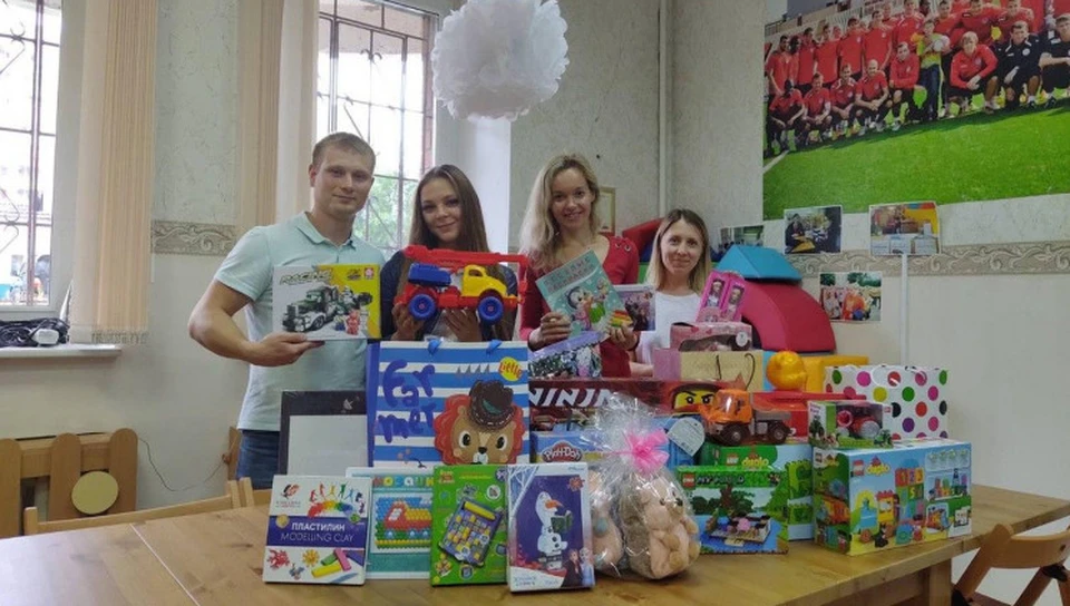 После свадьбы Александр и Надежда принесли игрушки в штаб «Дедморозим». Фото благотворительного фонда
