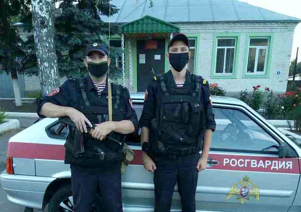 ПОжилой женщине помогли старший прапорщик полиции Дмитрий Серкин и младший сержант полиции Дмитрий Вязьмикин
