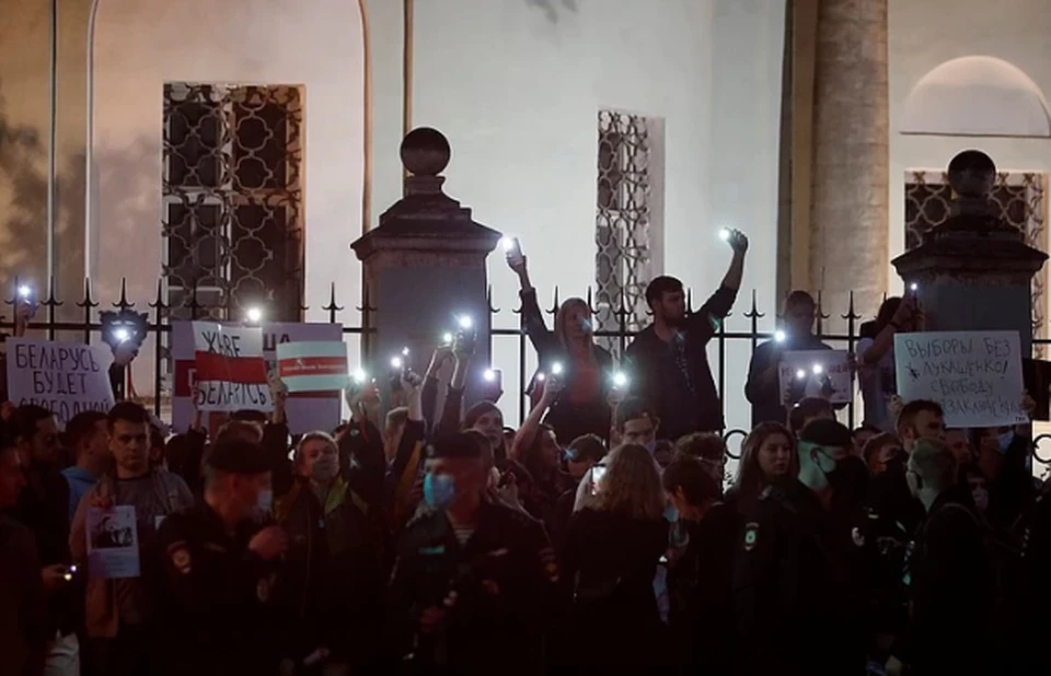 В Москве у здания посольства Белоруссии собрались люди. 11 августа
