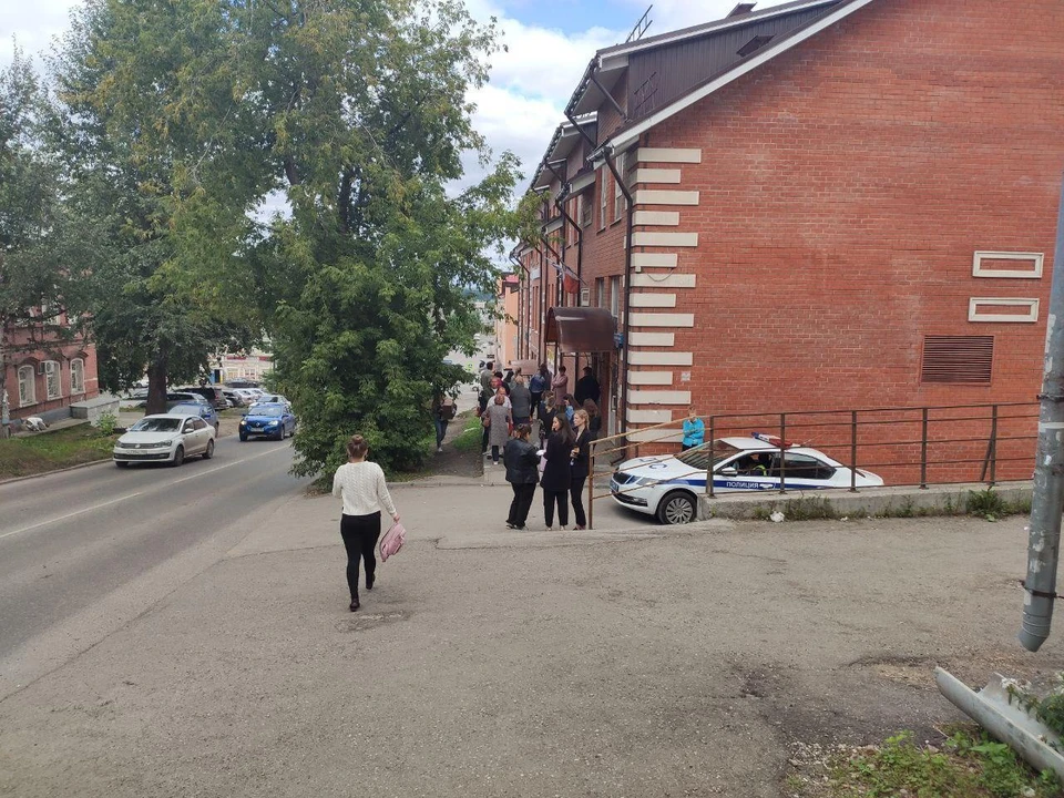 Из здания суда эвакуировали несколько десятков человек.