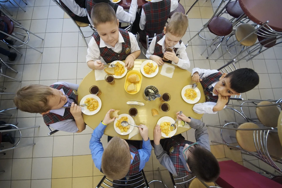 Горячим питание обещают обеспечить всех школьников области с 1 по 4 класс