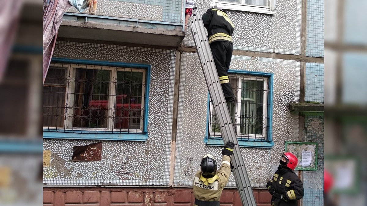 На видео попало спасение 6-летней девочки, стоявшей на карнизе балкона в  Омске - KP.RU