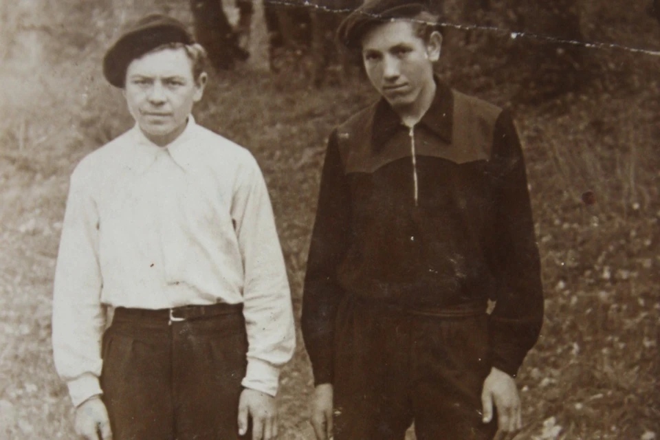 Дмитрий Титов (слева) в начале 50-х во Владимирово.