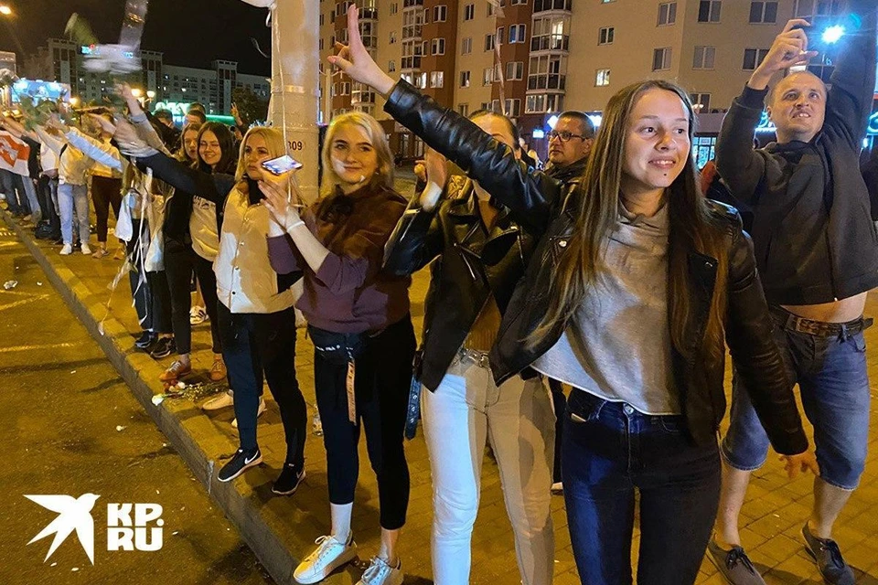 Вечером минчане не разошлись по домам, мирный протест продолжается