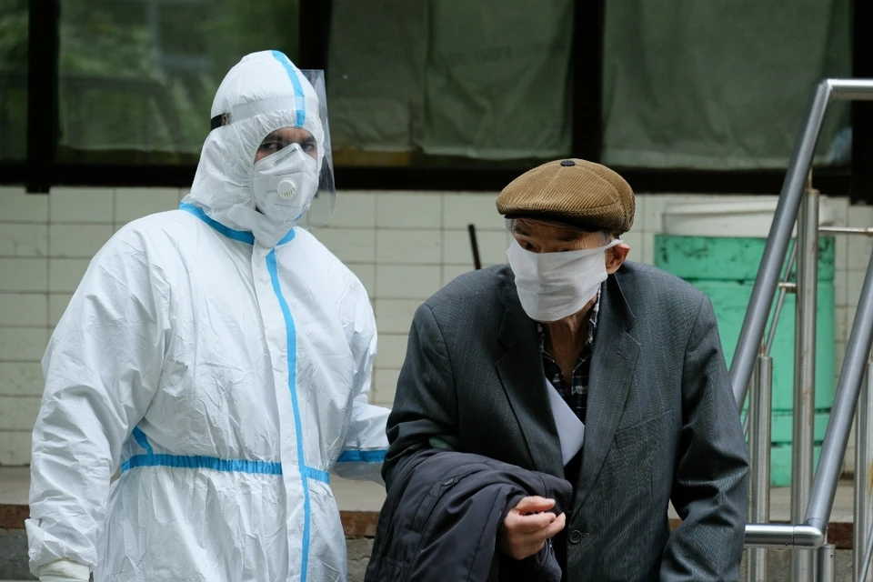 Более сотни пациентов выписались накануне из инфекционных госпиталей.