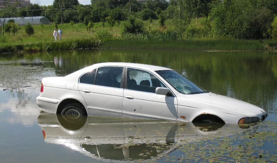 Один из подозреваемых в наездах кинул свой автомобиль в водоеме. Фото: СК республики Беларусь