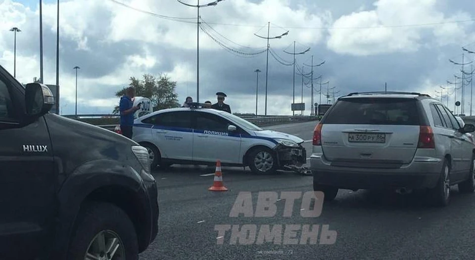 В Тюмени произошла авария с участием машины ГИБДД, которая ехала за нарушителями. Фото - "АВТО Тюмень".
