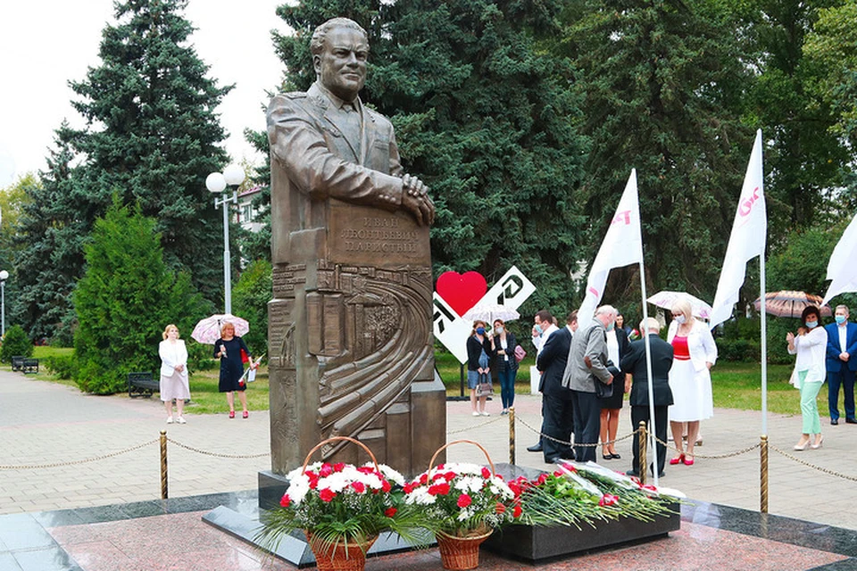 В сквере имени Паристого в Фокинском районе возложили цветы к памятнику знаменитому земляку