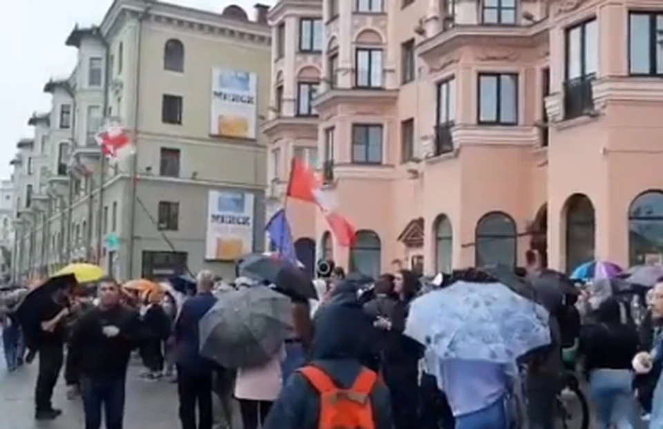 Акция протеста напротив здания МВД Белоруссии собрала около сотни человек