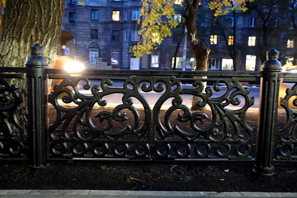 «А потом наоборот»: Новокузнечан удивила ограда на Металлургов