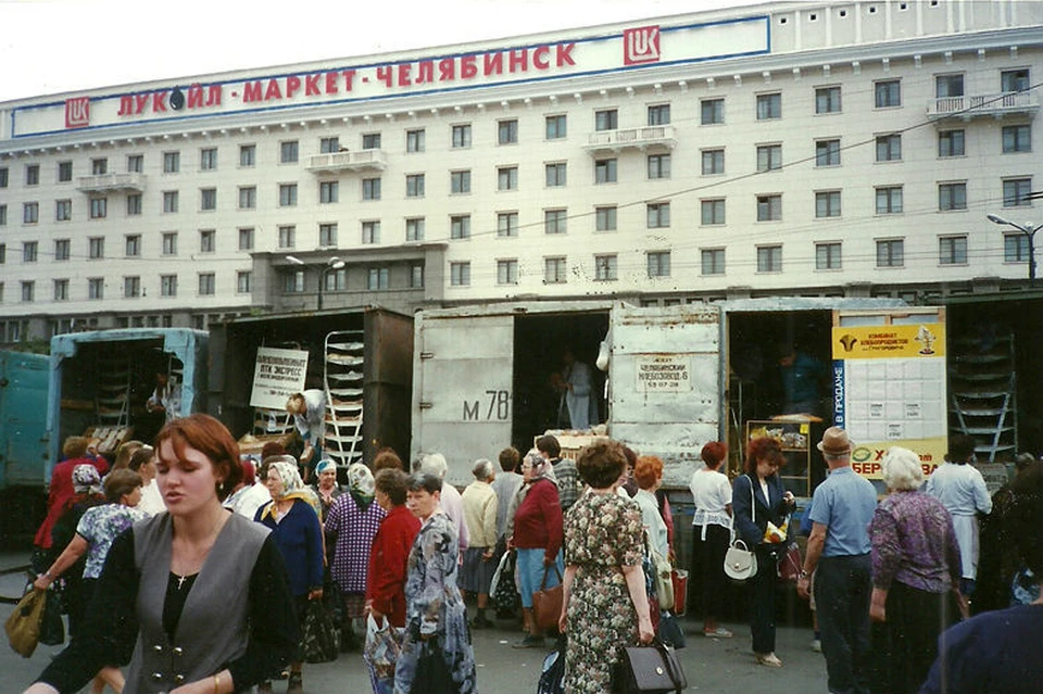 Челябинск 90. Площадь революции Челябинск 90-е. Рынок на площади революции Челябинск 90 годы. Челябинск площадь революции 1990. Площадь революции в Челябинске в 90.