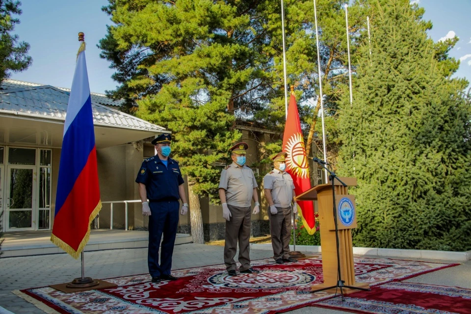 Российских медиков наградили медалями и грамотами Вооруженных Сил Кыргызской Республики.