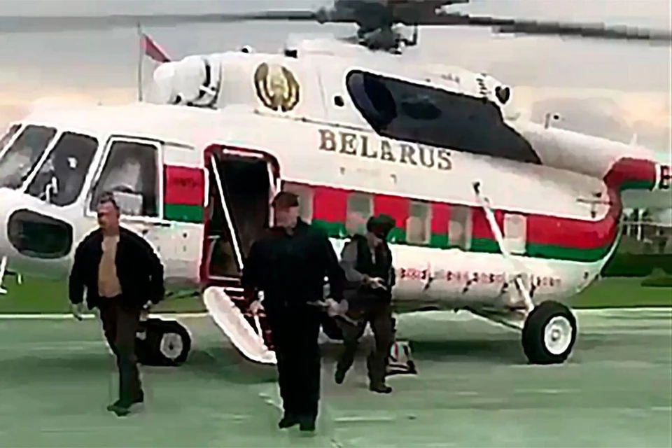 Александр Лукашенко на вертолете прилетел ко Дворцу Независимости в Минске. Фото: кадр из видео
