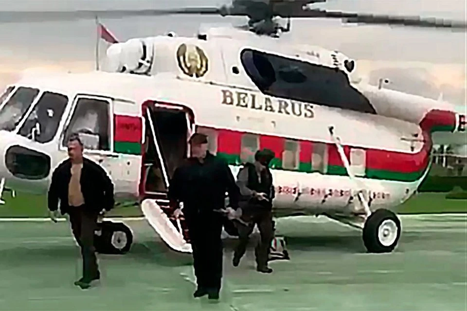 Александр Лукашенко вышел из вертолета с автоматом