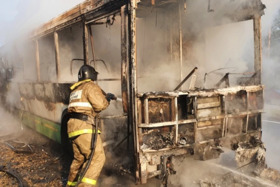 Пассажирский автобус сгорел на федеральной трассе под Ангарском