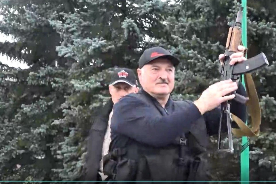 Лукашенко с автоматом. Фото: Telegram-канал "Пул Первого".