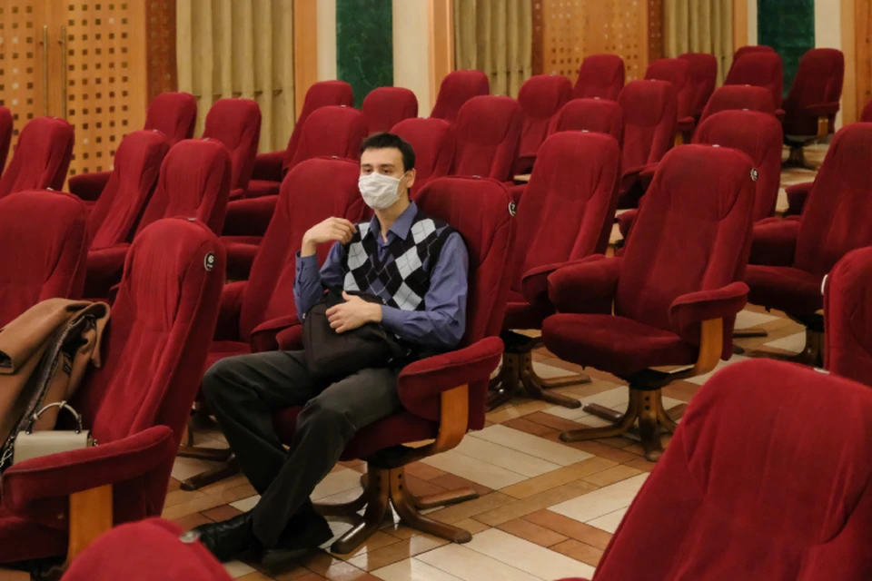 Кинотеатры готовы оставить пустые кресла вокруг каждого зрителя. Но им снова не разрешили открыться