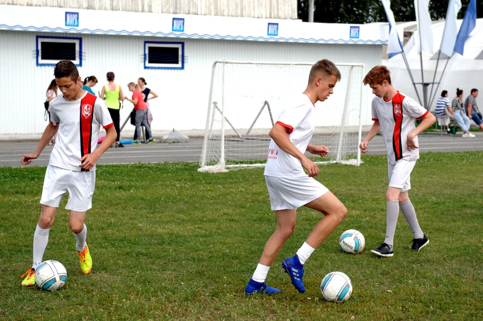 Юные футболисты помогают наводить порядок в родном городе