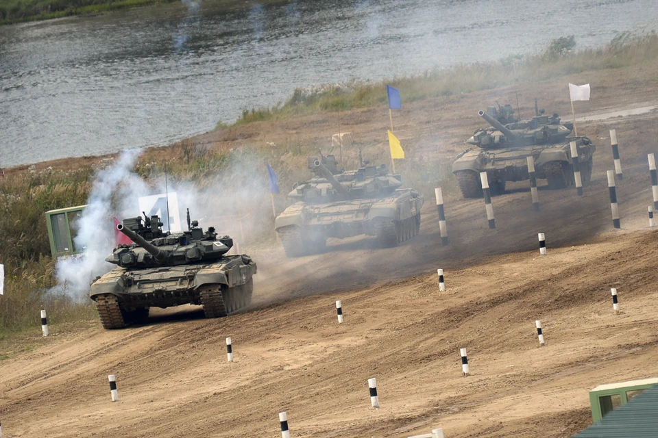 Команды выступают на танках Т-72