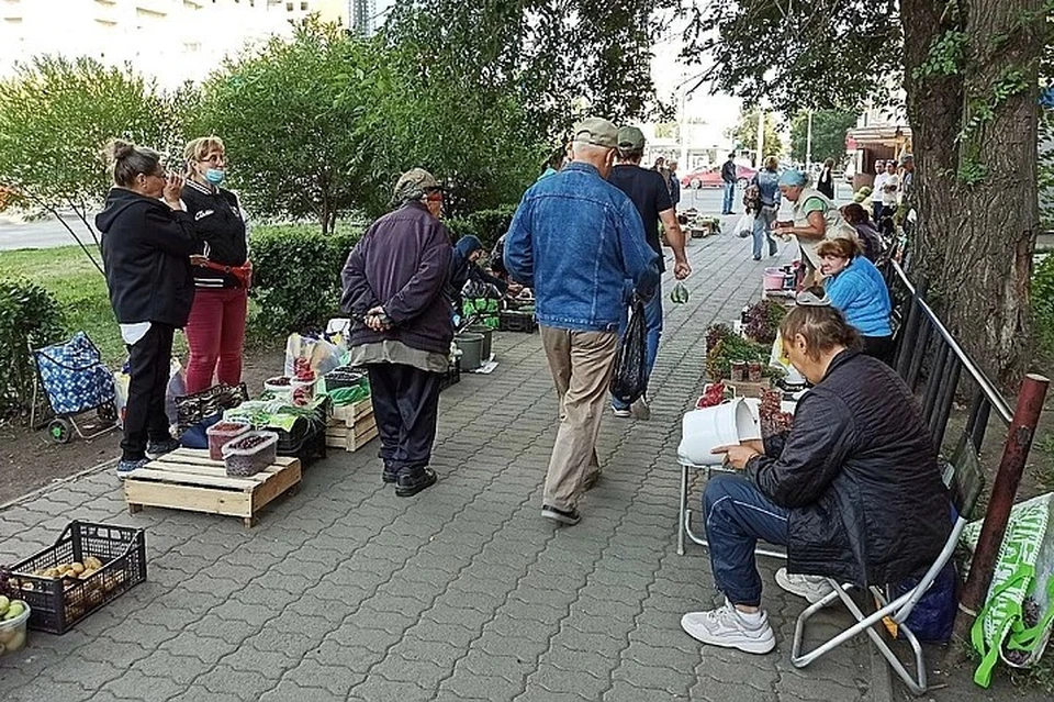 Летом садоводы торговали на улицах по всему городу