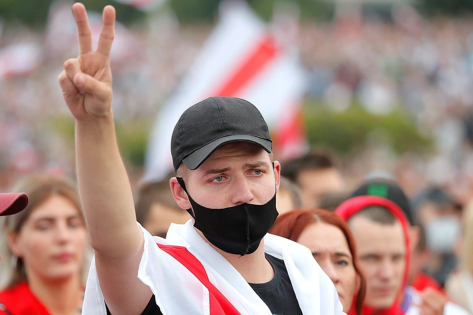 В Белоруссии люди на площади говорят, что у них мирный протест.