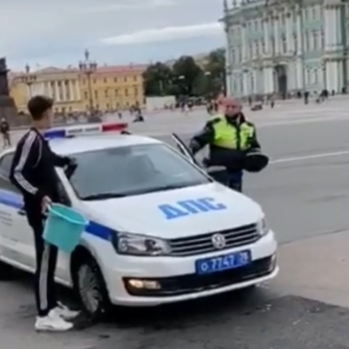 Блогеры помыли машину ДПС на Дворцовой площади и получили по статье за  хулиганство - KP.RU