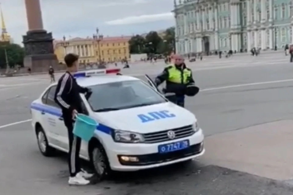 Блогеры решили пошутить над инспекторами ДПС в Санкт-Петербурге, облив их машину водой, но получили "приглашение" в полицию. Фото: vk.com/dorinspb