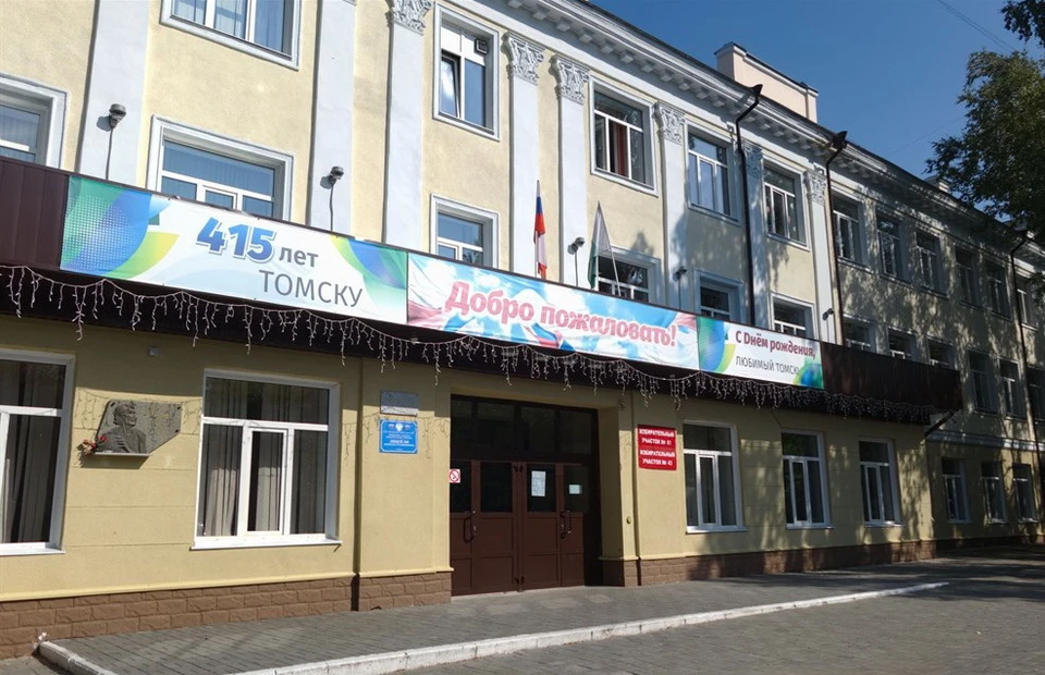 По требованию прокуратуры судебные приставы опечатали здание лицея № 8 накануне 1 сентября 2019 года.
