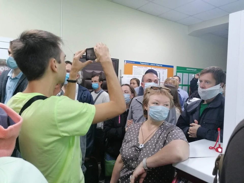 Большинство омичей, пришедших на общественные слушания, так и не попали в зал.