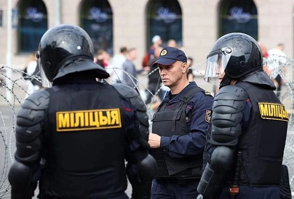 В Минске правоохранители дежурят у Дома правительства, временно закрыты шесть станций метро