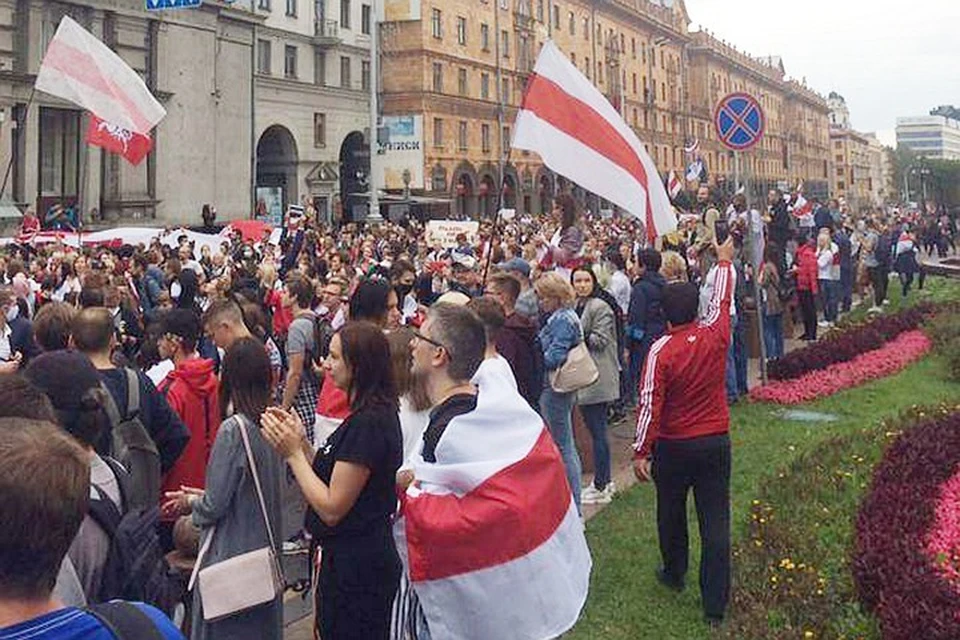 Колонна протестующих в центре Минска