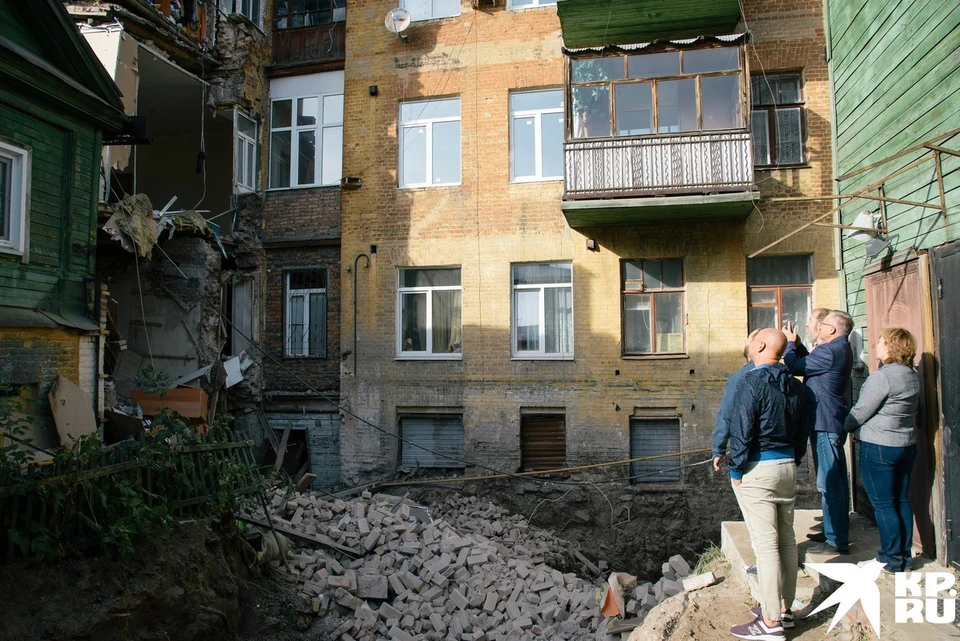Жители винят в обрушении стены рабочих, которые выкопали котлован