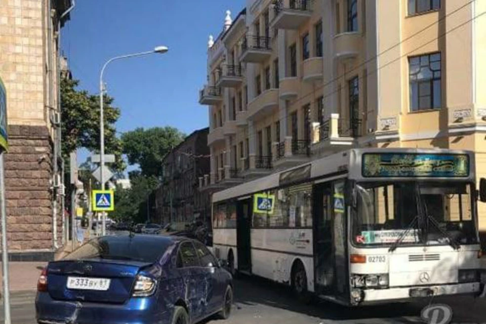 В центре Ростова столкнулись легковушка и автобус. Фото: соцсети