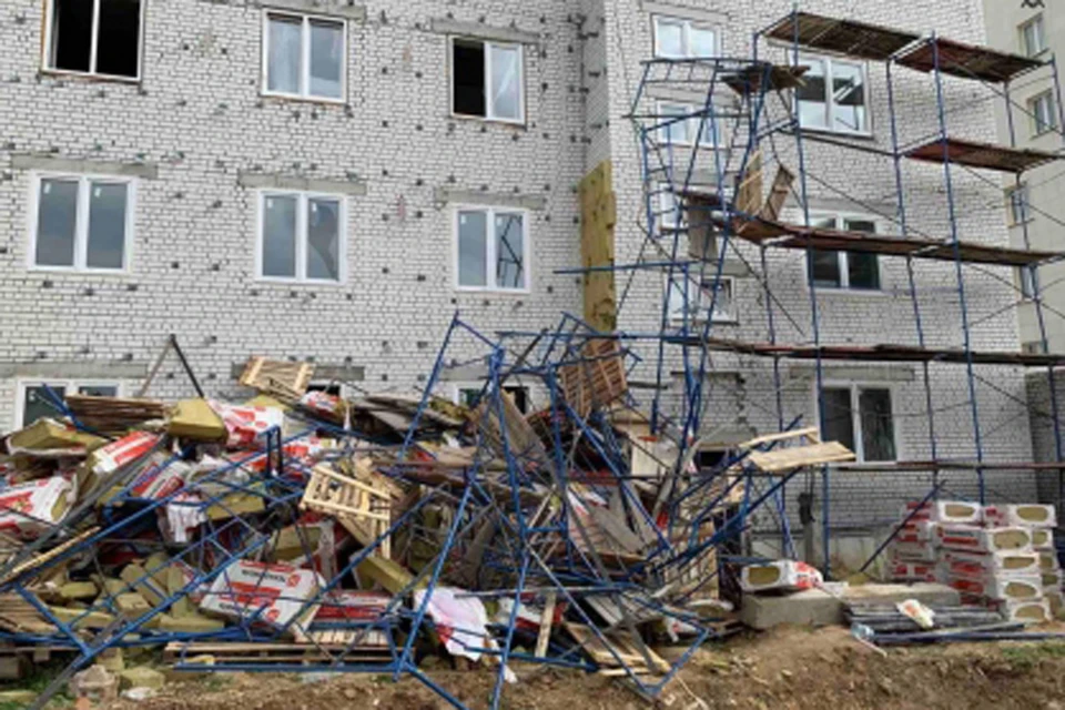 Семь человек пострадали при обрушении строительных лесов в Нижнем Новгороде.
