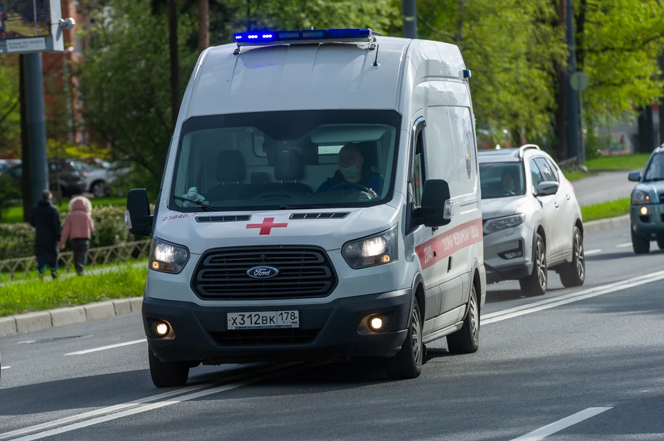 Двое петербуржцев обокрали машину скорой помощи.