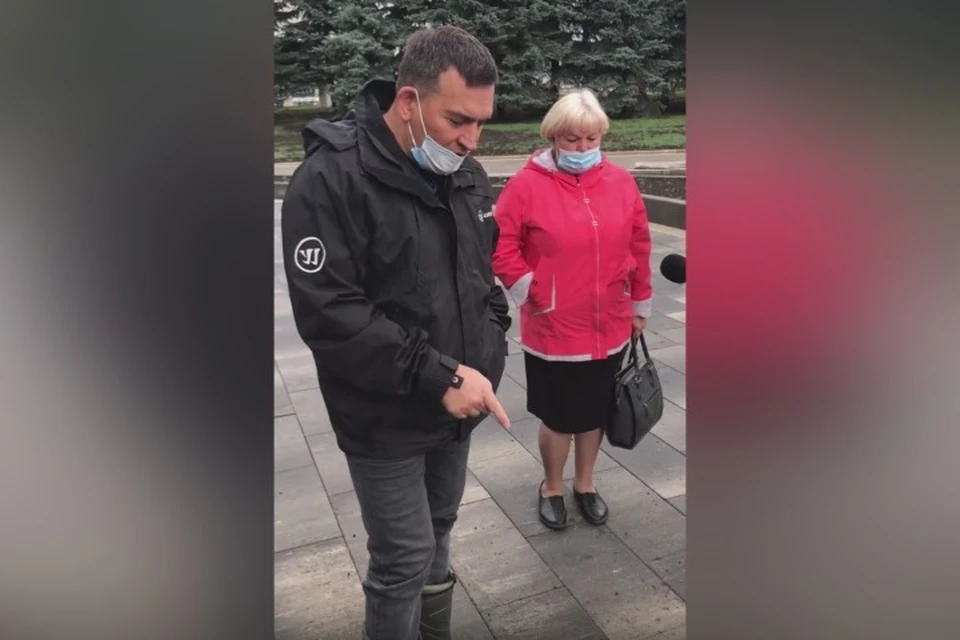 Мэр Новокузнецка испортил плитку перед зданием администрации. ФОТО: кадр видео Сергея Кузнецова.