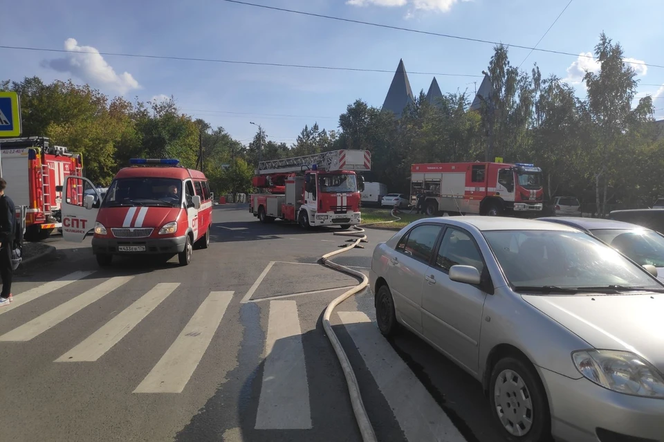 На место происшествия стянули пожарные машины Фото: ГУ МЧС по Челябинской области