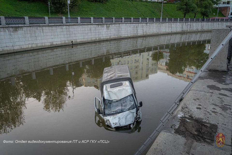 Водитель «Газели» пробил ограждение набережной, и машина рухнула в реку. Фото: ГОЧСиПБ