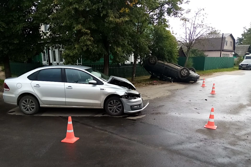В Твери водитель выезжал со второстепенной дороги и перевернулся. Фото: пресс-служба ГИБДД по Тверской области/гибдд.рф/r/69.