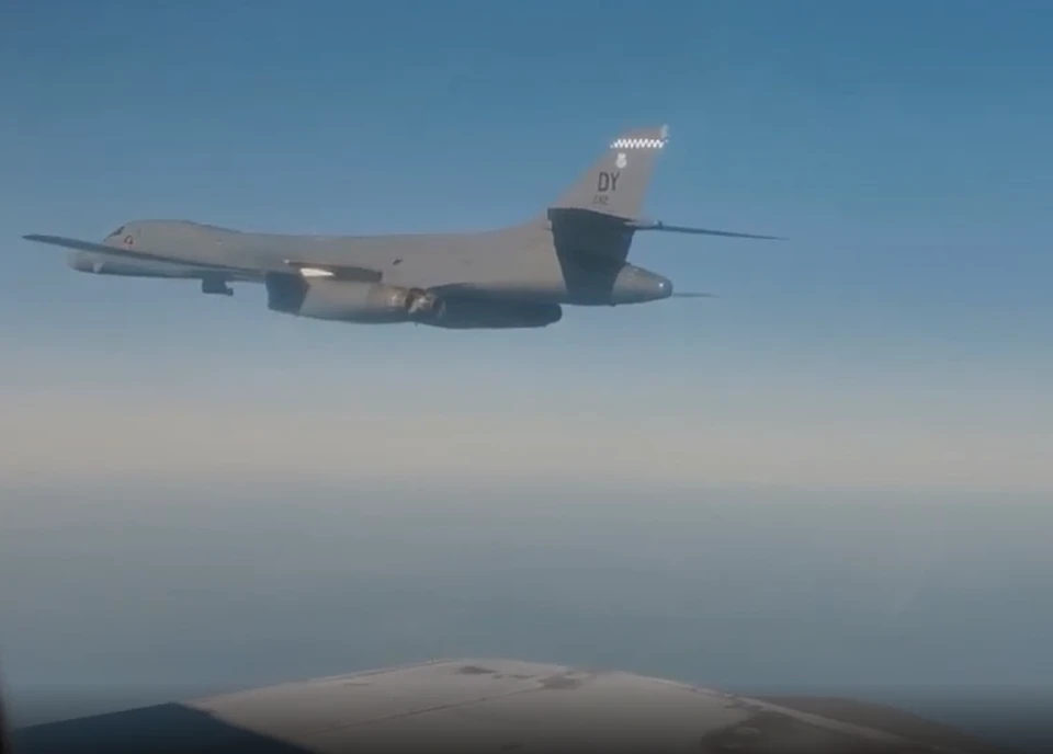 Российские истребители перехватили бомбардировщик США над Беринговым морем. фото: кадр из видео