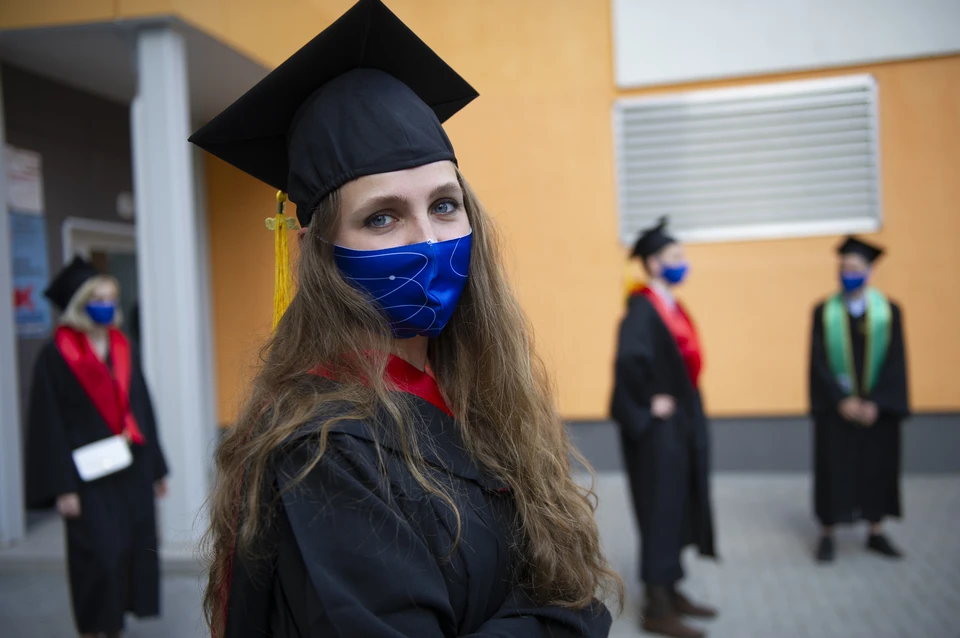 Из-за пандемии получить диплом о высшем образовании стало дешевле.