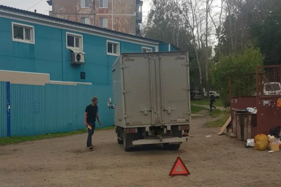 В Хабаровске машина при движении задним ходом насмерть сбила пенсионера