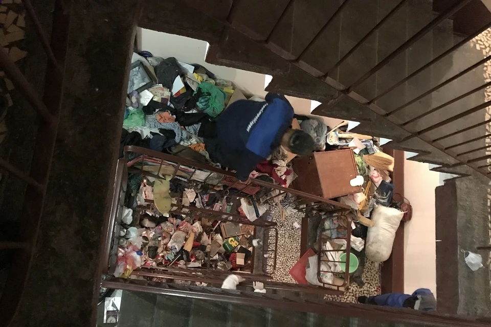 Спасатели помогли расчистить вход в заваленную мусором квартиру, но хозяев не нашли. Фото: vk.com/kupchinonews / Владимир Юдин