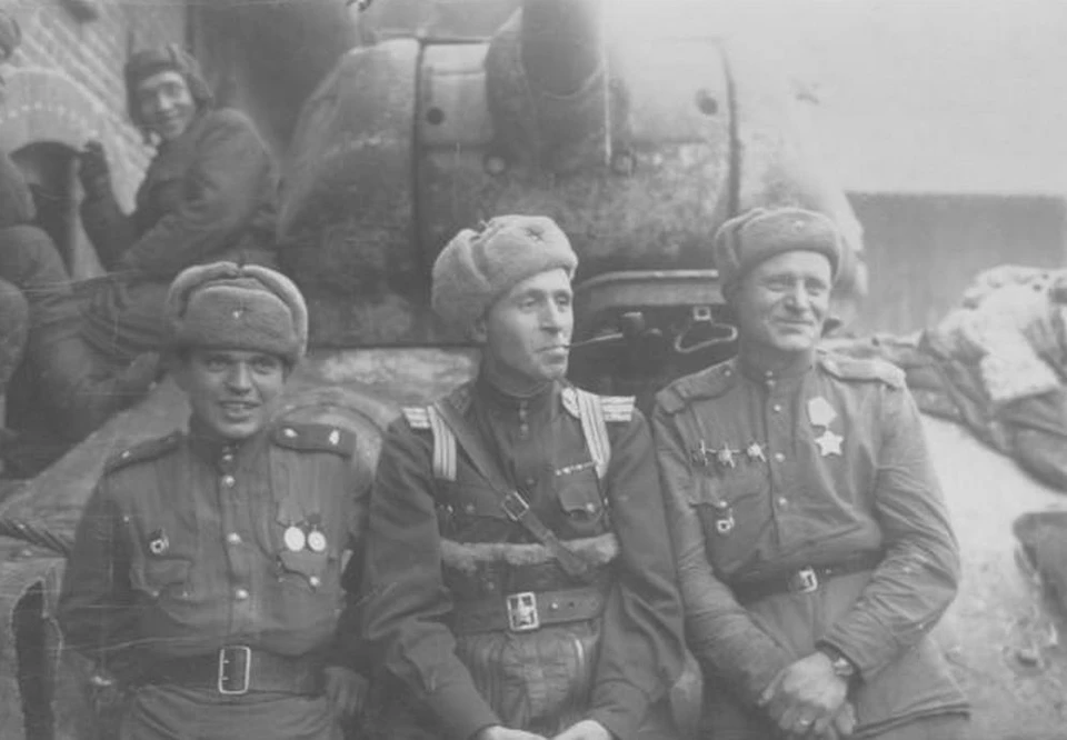 Полковник Андрей Соммер (в центре) с боевыми товарищами на броне танка Т-34.