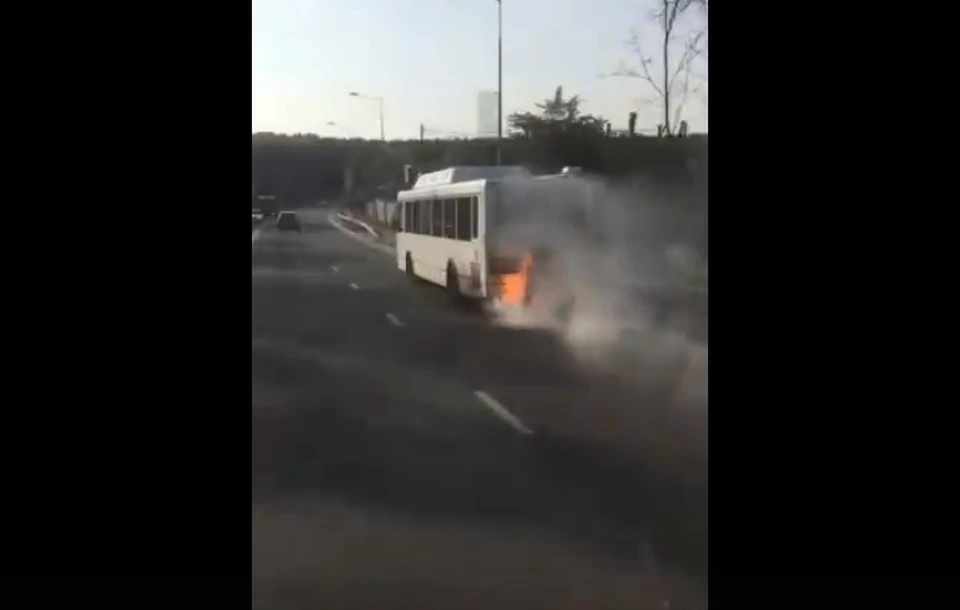 Водитель автобуса, несмотря на возгорание, продолжал ехать по трассе