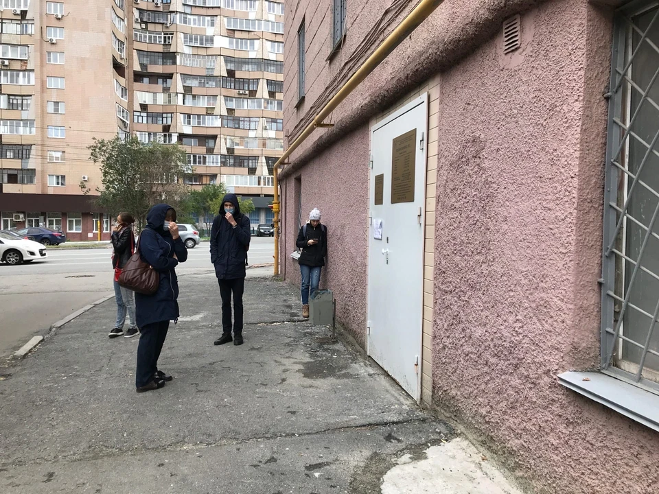 Некоторые больные ждут своей очереди на улице с температурой. Фото: читательница КП-Челябинск