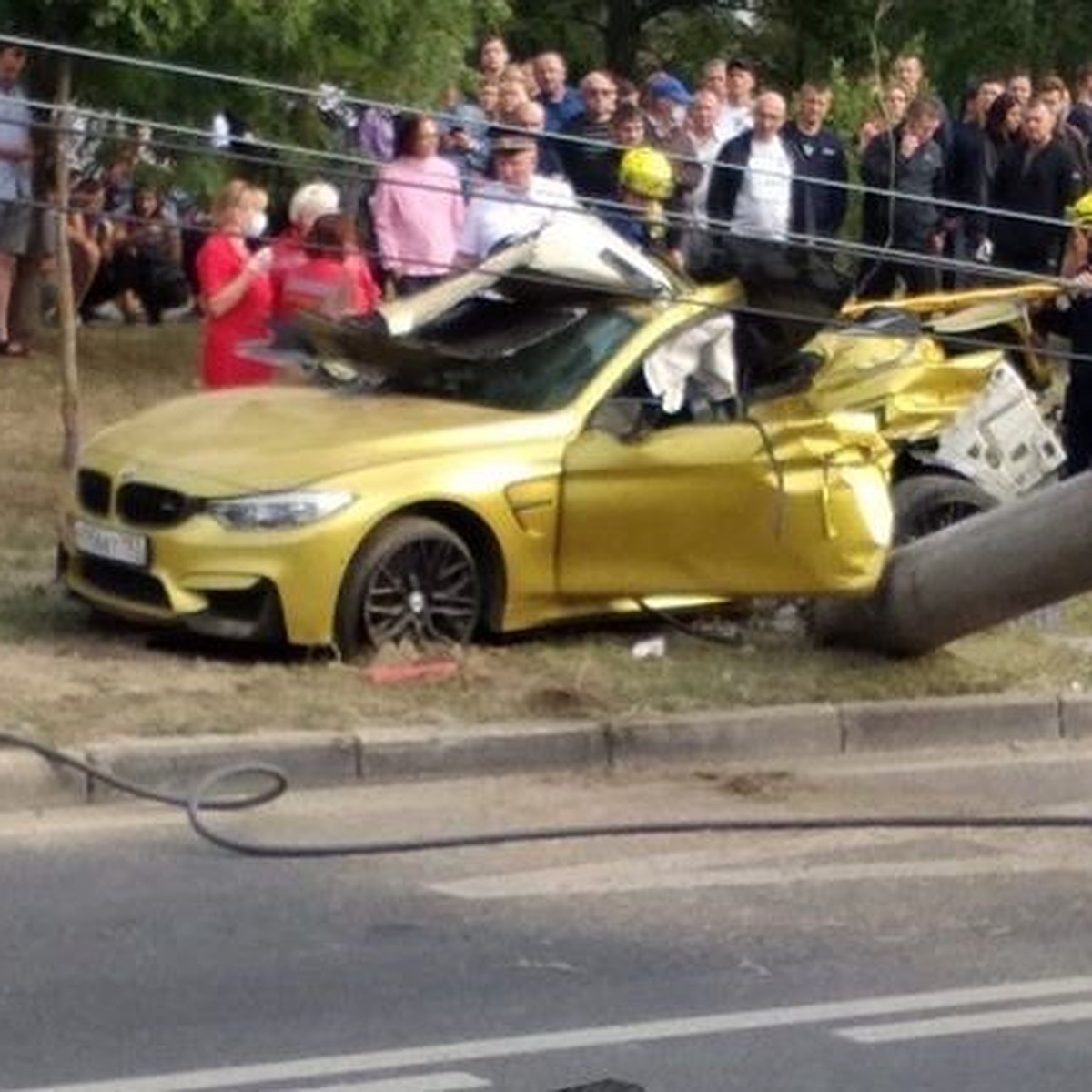 В Краснодаре водитель на золотой BMW снес бетонный столб на проспекте  Чекистов - KP.RU